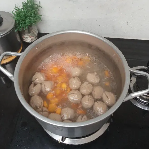 Masukkan bakso masak hingga baso mengembang.