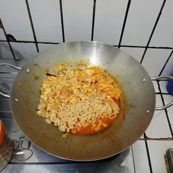 Masukkan mie. Aduk hingga tercampur rata. Koreksi rasa.