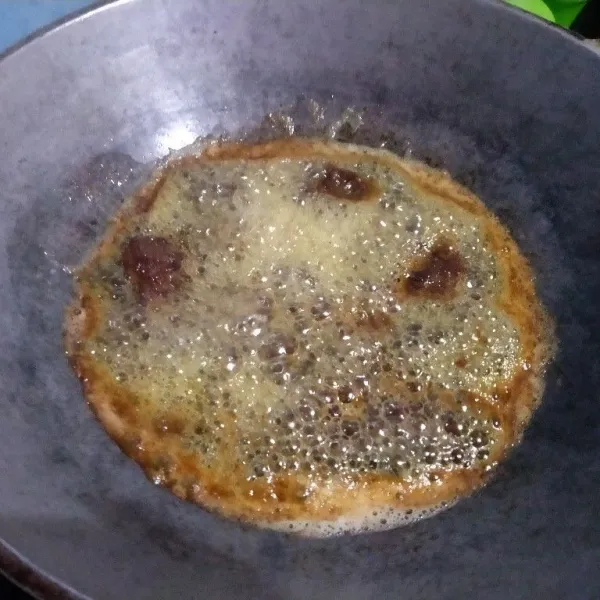 Lanjut digoreng, hasilnya berkaramel sekali, legit dan gurih. Sajikan dengan taburan bawang goreng.