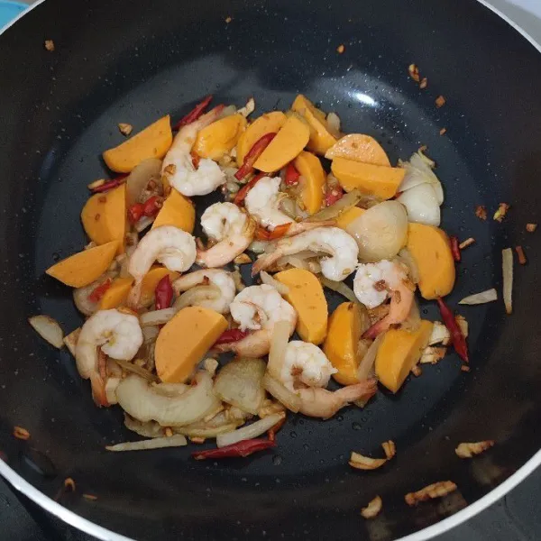 Masukan bakso dan udang, masak hingga udang berubah warna.