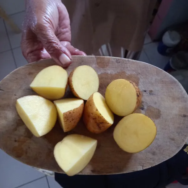 Cuci bersih kentang dan potong menjadi beberapa bagian