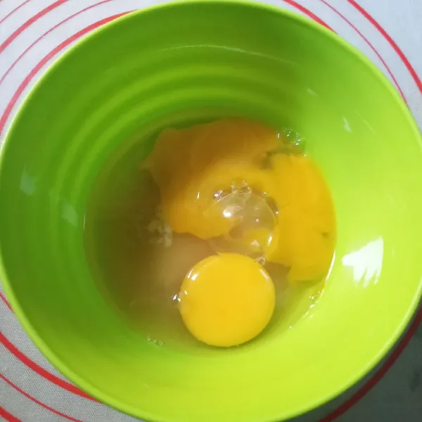 Kocok lepas telur bersama garam, gula dan pasta vanila.