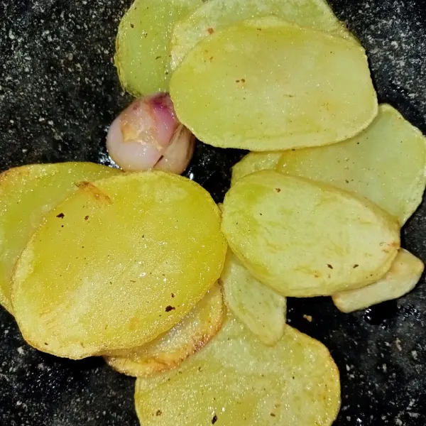 Ulek halus kentang, bawang merah dan bawang putih.