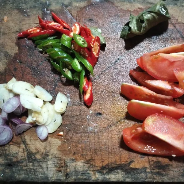 Potong tipis bawang merah, bawang putih, cabai, dan tomat.