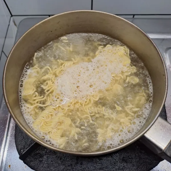 Rebus air secukupnya sampai mendidih. Remukkan mie telur, masukkan dalam panci. Rebus sampai matang. Angkat dan tiriskan.