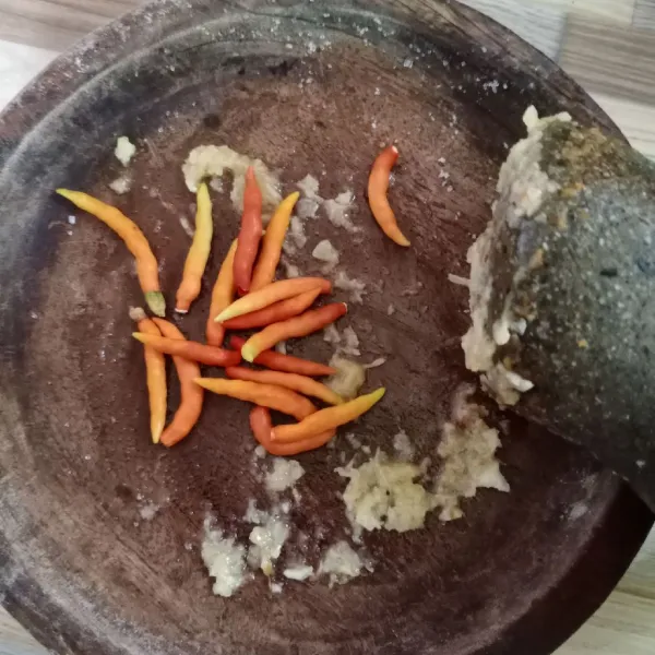 Masukkan cabe rawit, ulek kasar.