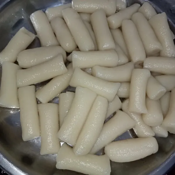 Angkat dan tiriskan tteok, tteok siap diolah menjadi aneka macam menu.