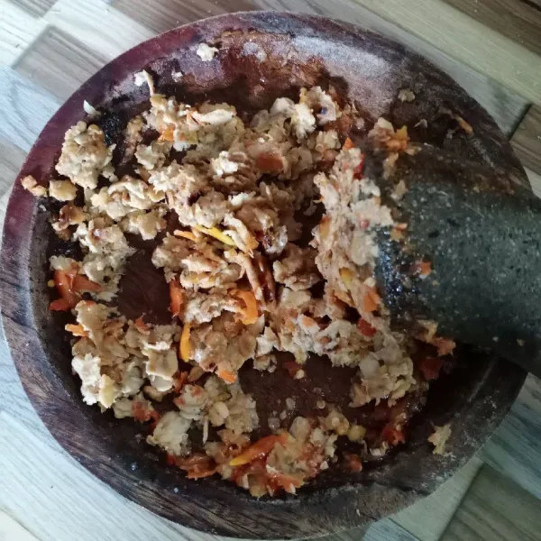 Ulek kasar sampai tempe hancur. Sambal siap disajikan.