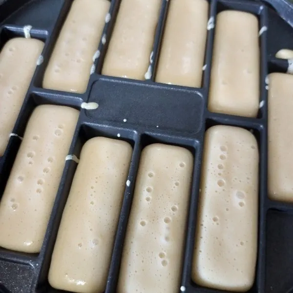 Panaskan cetakan pukis, masukkan adonan. Tutup. Masak hingga matang (kurang lebih 5 menit). Beri topping sesuai selera jika sudah matang.