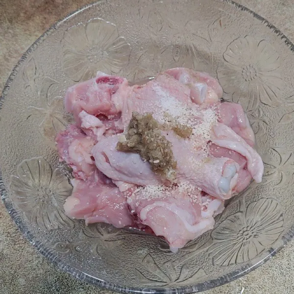 Tambahkan daging ayam dengan bumbu bawang putih yang sudah dihaluskan bersama merica dan ketumbar. Tambahkan kaldu jamur dan garam aduk rata.