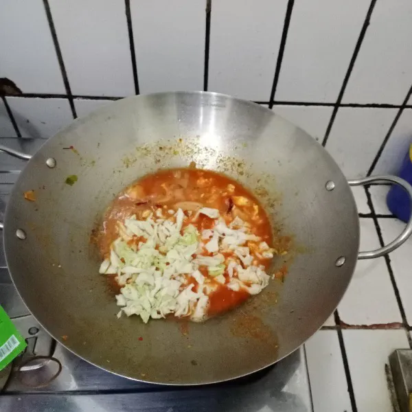Orak Arik telur hingga kering, pinggirkan diwajan. Tumis bumbu halus hingga harum. Masukkan sosis dan cabe. Lalu masukkan saus sambal, kol, gula, garam, lada, kaldu bubuk, dan air.