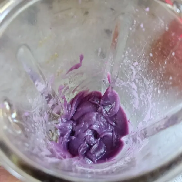 Kukus ubi sampai matang, setelah dingin blender dengan santan sampai halus.