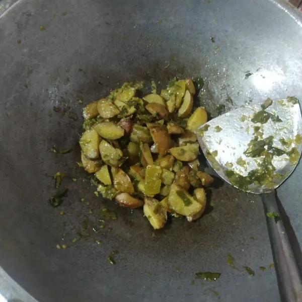 Masak hingga airnya sat. Angkat dan sajikan.