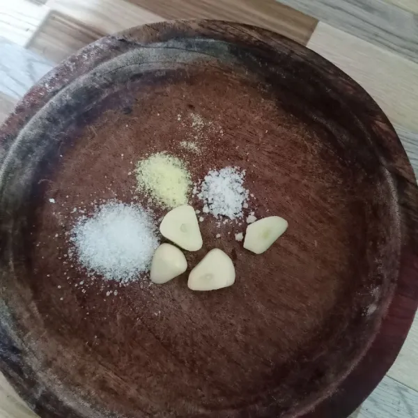 Haluskan bawang putih, garam, kaldu bubuk dan gula pasir.