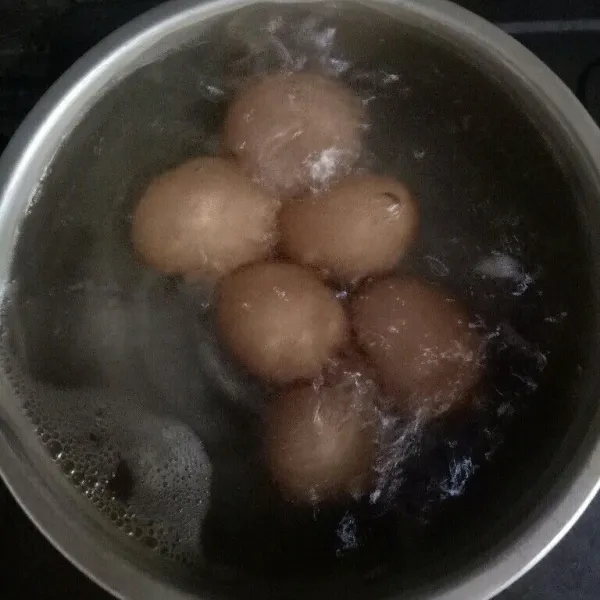Pertama rebus telur hingga matang.