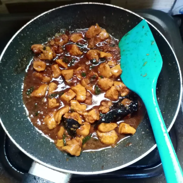 Masak sampai bumbu meresap dan ayam matang. Cek rasa, angkat dan sajikan.