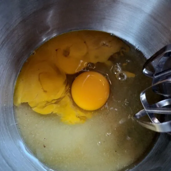 Mixer telur dan gula hingga tercampur rata.