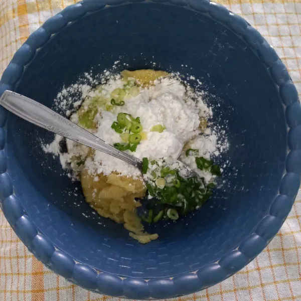 Campurkan kentang dengan tepung maizena, daun bawang yang sudah di iris, bawang putih, garam, dan merica, lalu aduk rata