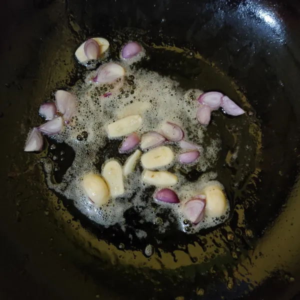 Tumis bawang merah dan bawang putih hingga harum.