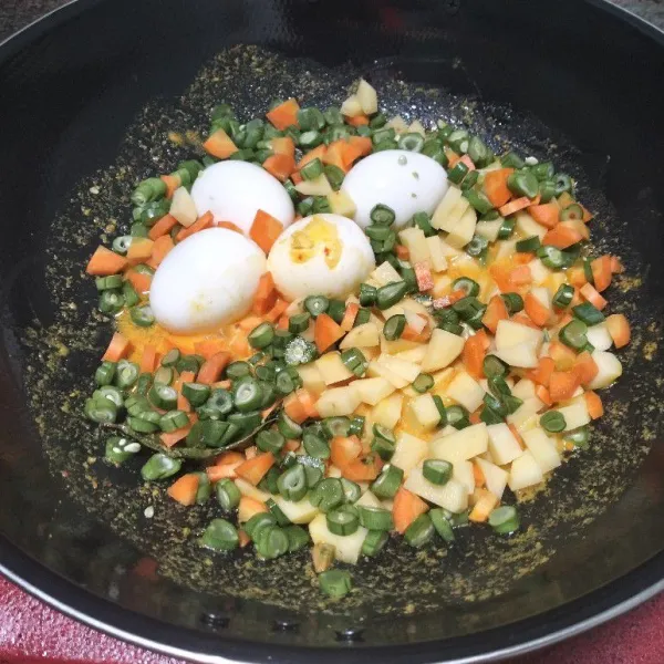 Masukkan telur dan sayuran. Aduk-aduk hingga bumbu tercampur rata. Diamkan sebentar hingga bumbu meresap