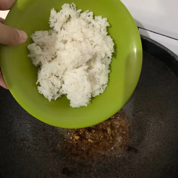 Masukkan nasi putih.
