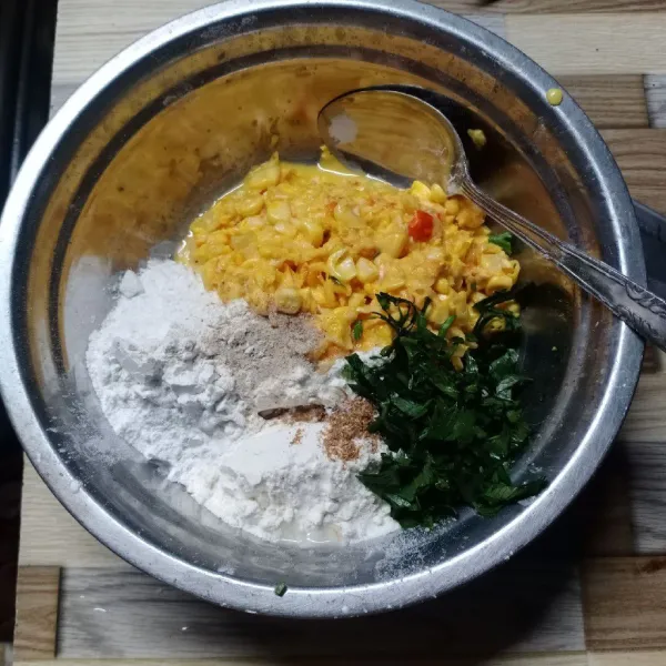 Pindahka ke wadah. Kemudian masukkan tepung terigu, tepung beras, ketumbar bubuk, lada bubuk, garam, kaldu bubuk dan seledri.