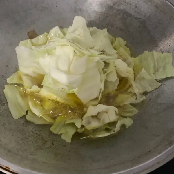 Goreng kubis yang sudah dipotong-potong.