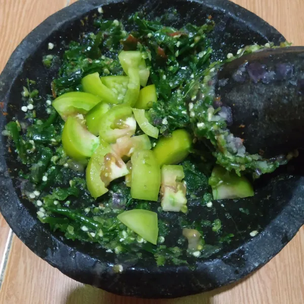 Ulek kasar cabe, bawang merah, bawang putih, dan tomat.
