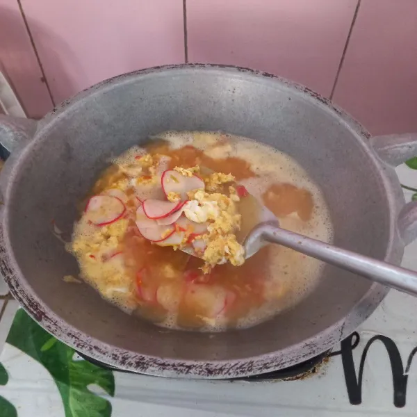 Tambahkan air, tunggu hingga mendidih. Kemudian masukkan kerupuk.