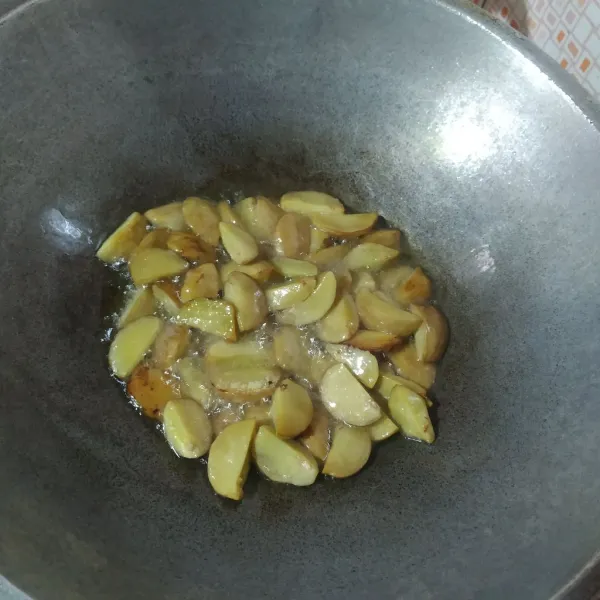 Goreng hingga agak berkulit, angkat dan tiriskan, minyaknya.