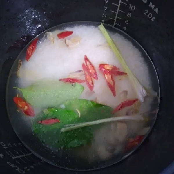 Tambahkan air, aduk kembali.