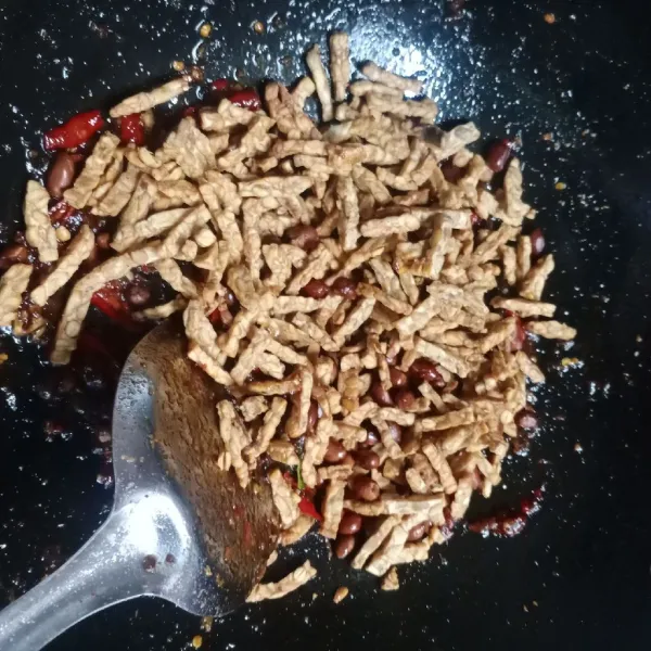 Kemudian masukkan tempe dan kacang tanah goreng.