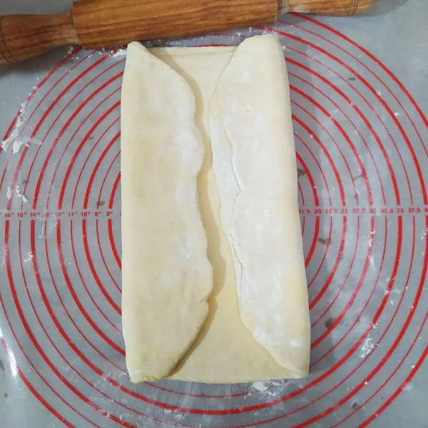 Keluarkan dari freezer, taburi tepung terigu tipis-tipis, kemudian pipihkan bentuk persegi empat. Lipat double fold (sisi kiri ke tengah, sisi kanan ke tengah lalu lipat dua)