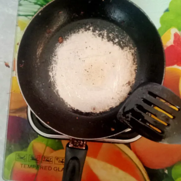 Panaskan sedikit minyak.