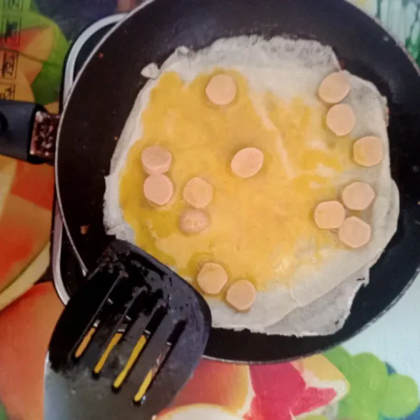Tuang adonan telur.