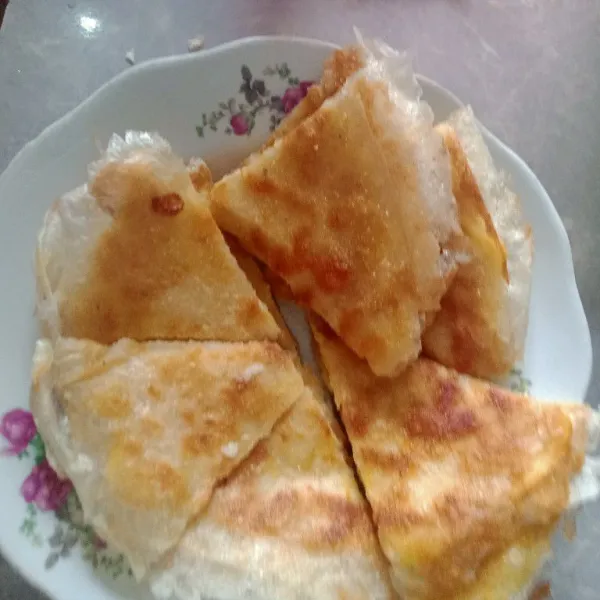 Potong martabak sesuai selera. Sajikan.