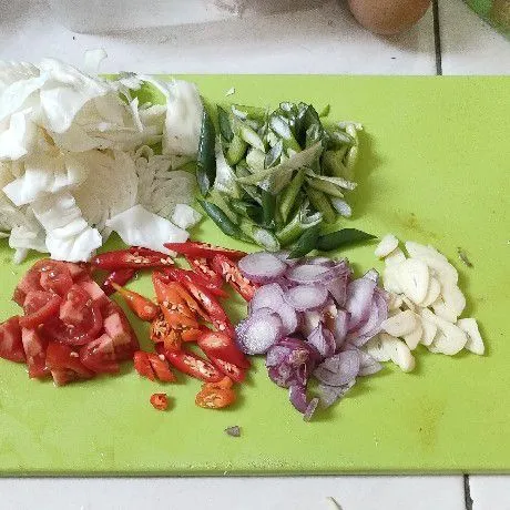 Potong-potong  bahan bumbu yang dibutuhkan sesuai takaran.