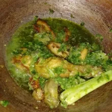 Setelah ayam benar-benar matang, icip rasa dan sajikan, siap disantap.