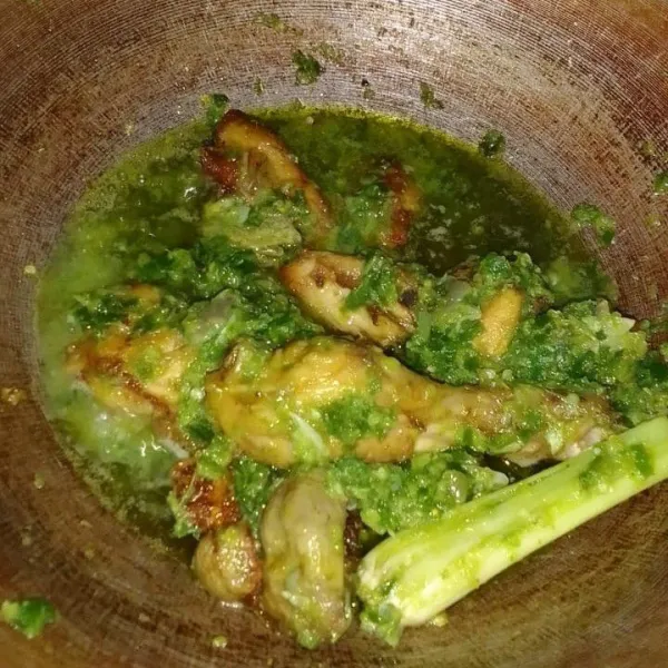 Setelah ayam benar-benar matang, icip rasa dan sajikan, siap disantap.