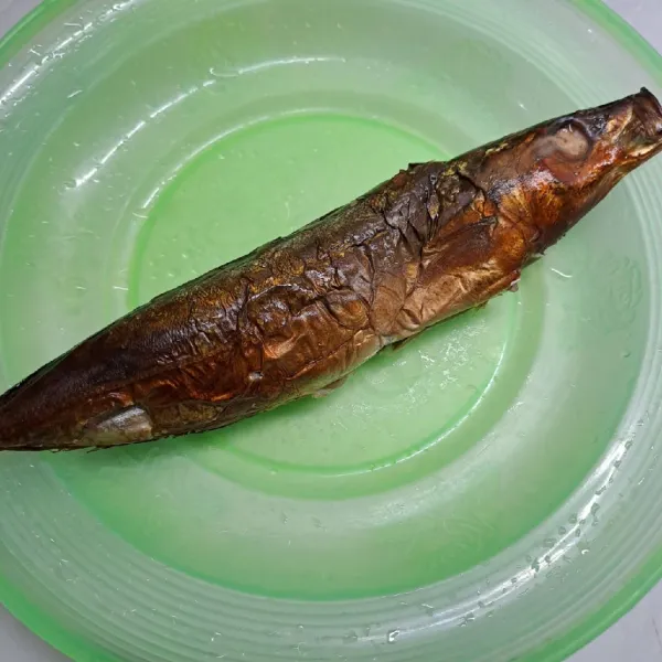 Bersihkan ikan tongkol asap dari kotoran perut.