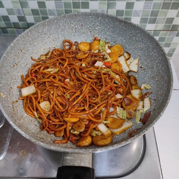 Masak hingga bumbu meresap, kemudian koreksi rasanya lalu matikan api.