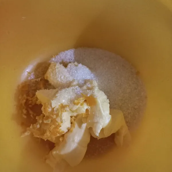 Aduk butter, margarine dan gula menggunakan mixer hingga rata.