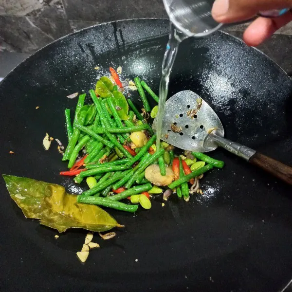 Masukkan kacang panjang, pete, tambahkan sedikit air.