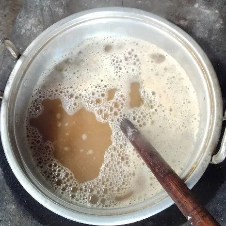Masukan maizena kedalam kacang ijo aduk hingga merata .