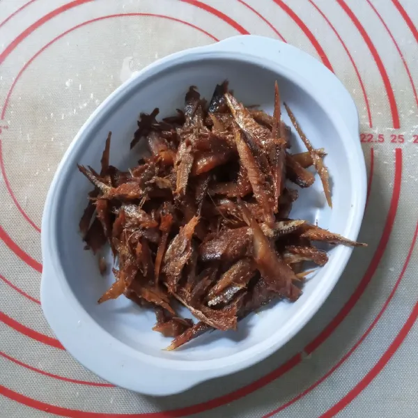 Goreng ikan asin seperti biasa. Angkat. Setelah dingin cabik-cabik, buang tulang dan kepalanya.