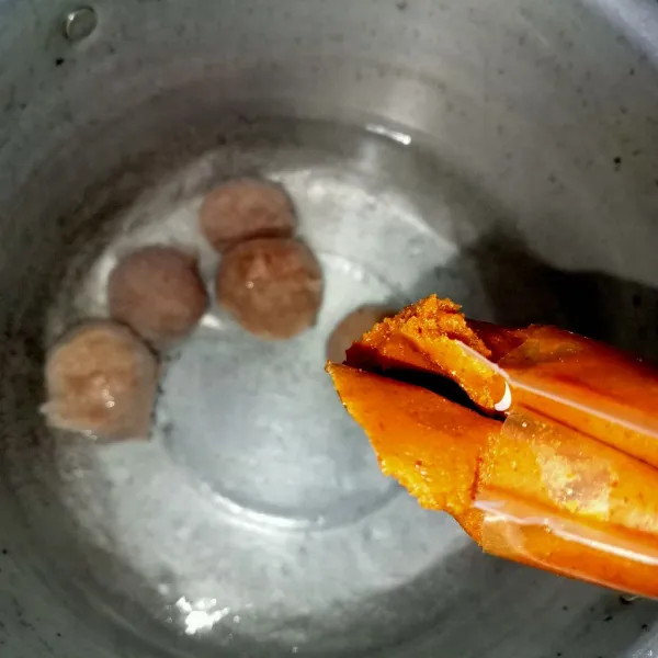 Rebus air, masukkan bakso lalu tambahkan bumbu tomyum.