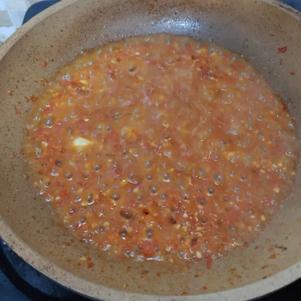 Tambahkan sedikit air, beri bumbu garam, gula dan kaldu jamur. Masak sampai kuah sedikit menyusut.