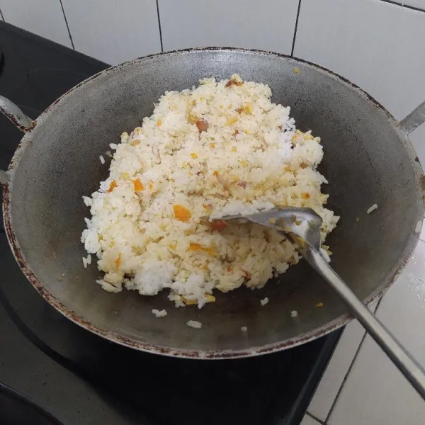 Masukkan nasi lalu aduk rata.