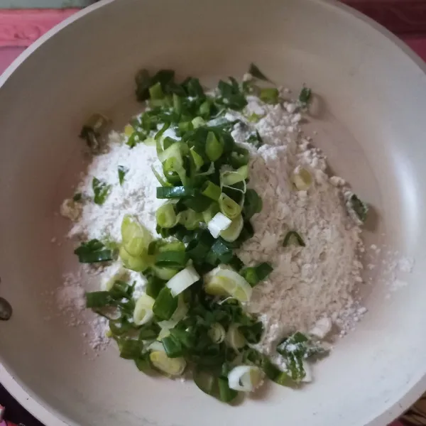 Campurkan bawang daun, tepung, dan bumbu-bumbu.