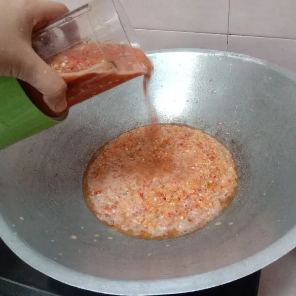 Masukkan ke dalam kuali, semua hasil gilingan. Masak hingga air menyusut.